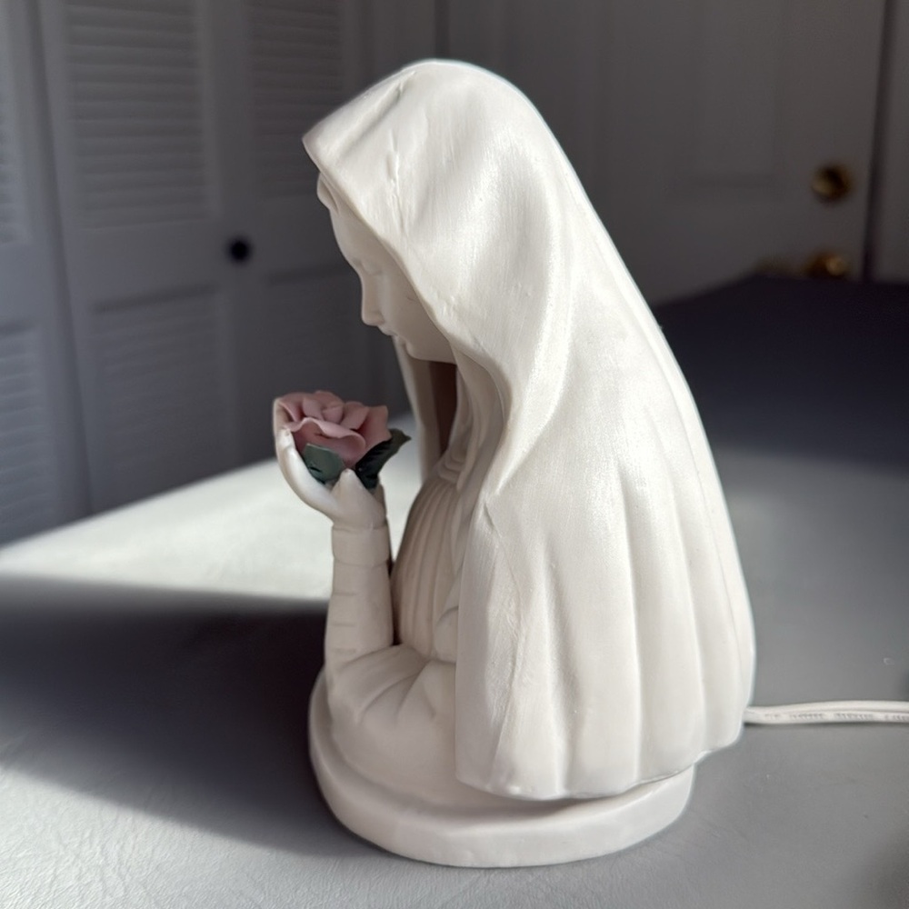 Vintage Mary / Madonna Elegant Figurine - Lighted Night Light / Lamp - Picture 5 of 17